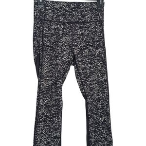 lululemon Sz 6 Deep Breath Crop 21" leggings in the Iced Wave White Black color